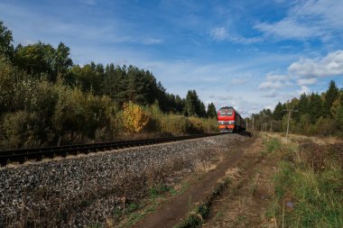 Yaz aylarında orman arasında demiryolu ile kırmızı eski tren sürmek