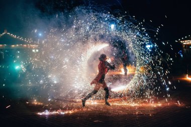 Semigorye, Ivanovo Oblast, Rusya - 26 Haziran 2018: Fire show. Kız ateşli köpüklü meşaleler döner