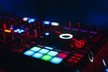 Müzik ve ses karıştırma için dj mikser