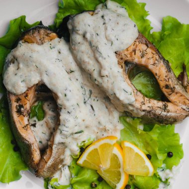 krema sos plakalı kırmızı balık pişmiş