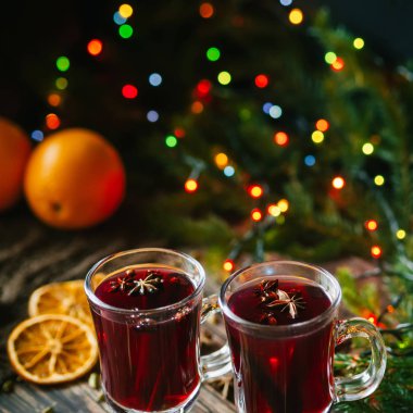 masada Noel dekor ile portakal dilimleri, tarçın çubukları ve baharatlar ile mulled şarap bardak