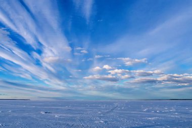 nehrin buz üzerinde bir kış gününde bulutlar ile mavi gökyüzü