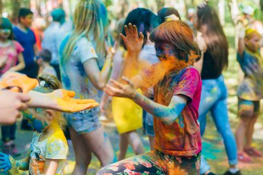 Vichuga, Rusya - 17 Haziran 2018: Renkler Holi Festival. Mutlu neşeli çocuklar