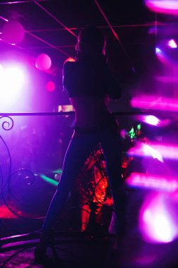 Sahne Alanı'nda bir gece kulübünde poz kız dansçı