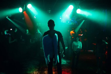 kalabalığa karşı olay kulüpte canlı bir konserde şarkıcının silueti