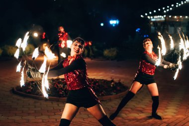 Semigorye, Ivanovo Oblast, Rusya - 26 Haziran 2018: Fire show. Kız dansçılar ateş meşaleler spin.