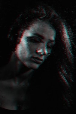 gözleri yağmur damlaları ile cam arkasında kapalı yalnız bir üzgün kadının siyah beyaz portre