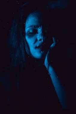 Yağmur damlaları ile cam dan üzgün kız Şehvetli portre