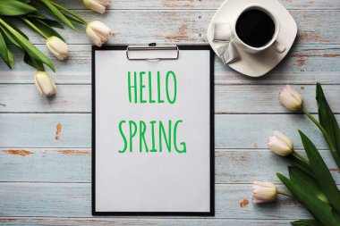 Merhaba Bahar yazıile tebrik kartı. Bir Fincan kahve ile beyaz Lale çiçek Buket