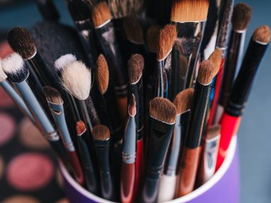 Makyaj fırçaları göz gölgeler ile profesyonel bir palet arka plan ayarlamak