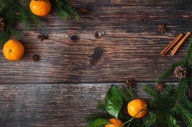 mandalina dekoratif Noel çerçevesi, köknar dalları, çam kozalağı, tarçın, yıldız anason. Kopyalama alanı ile kış arka plan