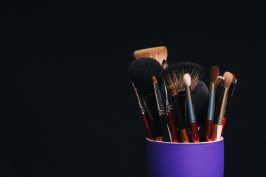 profesyonel makyaj kümesi yakın kopya alanı ile fırçalar
