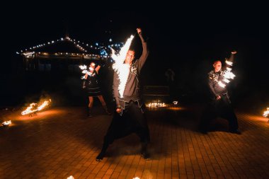 Semigorye, Ivanovo Oblast, Rusya - 16 Temmuz 2016: Yanan meşalelerle profesyonel sanatçılardan oluşan ekipten tehlikeli ateş gösterisi