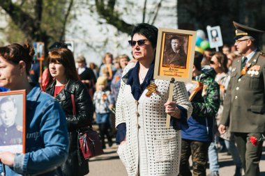 Vichuga, Rusya-9 Mayıs 2018: ölümsüz alay-akrabaları portreleri ile insanlar, Ikinci Dünya Savaşı 'nda katılımcılar, zafer günü geçit töreni
