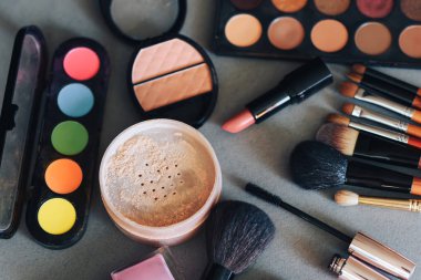 Masada güzellik ve cilt bakımı için kadın kozmetikleri var. Makyaj fırçaları, göz farı paleti, ruj, pudra, rimel.