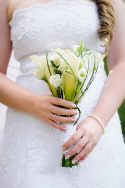 gelinin elinde düğün çiçek buketi