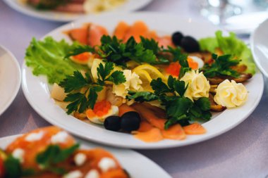 kırmızı balık, limon ve diğer malzemelerin parçaları salata
