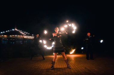 Semigorye, Ivanovo Oblast, Rusya - 16 Temmuz 2016: Yanan meşalelerle profesyonel sanatçılardan oluşan ekipten tehlikeli ateş gösterisi