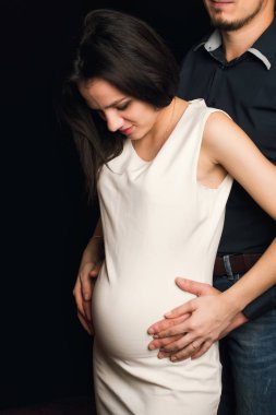 Kafkasyalı mutlu çift bir çocuğun doğmasını bekliyor. Adam hamile bir kıza sarılıyor.