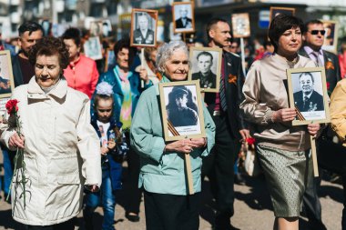 Vichuga, Rusya-9 Mayıs 2018: ölümsüz alay-akrabaları portreleri ile insanlar, Ikinci Dünya Savaşı 'nda katılımcılar, zafer günü geçit töreni
