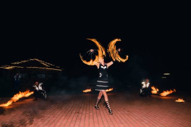 Semigorye, Ivanovo Oblast, Rusya - 16 Temmuz 2016: Yanan meşalelerle profesyonel sanatçılardan oluşan ekipten tehlikeli ateş gösterisi