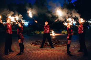 Semigorye, Ivanovo Oblast, Rusya - 26 Haziran 2018: Profesyonel dansçılar erkek ve kadın bir ateş gösterisi ve piroteknik performans yapmak