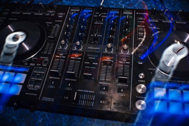 Müzik çalma ve parti için dj mikser denetleyici paneli