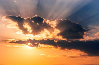 bulutlar aracılığıyla güneş ışınları ile gökyüzünde güzel Altın gün batımı