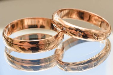 yüzeyinde elmas ile iki altın alyans