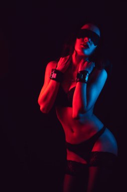 çorap ve kelepçeli ellerini ve dantel göz bağı ile iç çamaşırı seksi kız
