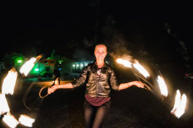 Ivanovo, Rusya - 23 Ağustos 2016: Ateşli köpüklü meşalelerle profesyonel sanatçılar dansçılar bir ateş gösterisi gerçekleştirdi