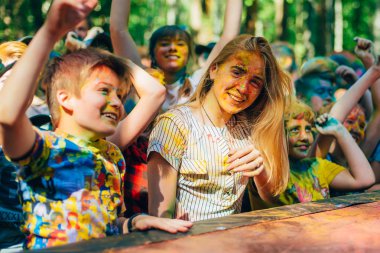 Vichuga, Rusya - 17 Haziran 2018: Mutlu yüzler boya renkleri Holi Festivali kızlarla