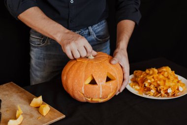 Cadılar Bayramı balkabağı. Adam elleri kutlama için geleneksel dekorasyon hazırlar