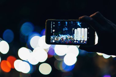 Vichuga, Rusya - 17 Haziran 2018: Canlı yayını yöneten kişinin elinde cep telefonu