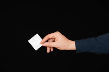 erkek elinde kontrasepsiyon ve koruma için prezervatif