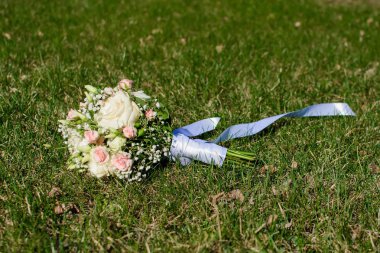 düğün çiçek buketçimenin içinde yatıyor