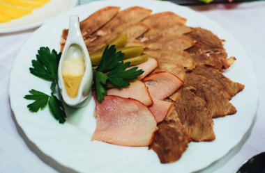 çeşitli et aperatifler bir tabaktabakta parçalar halinde kesilmiş