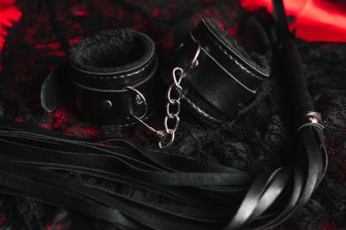Deri kelepçe ve Bdsm rol yapma seks oyunları için kırbaç