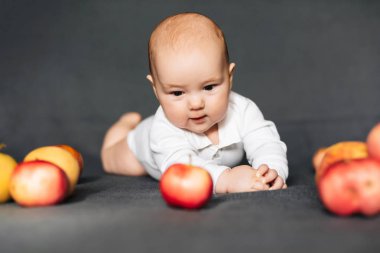 Yeni doğan çocuk elma ile yalan. Küçük çocuk
