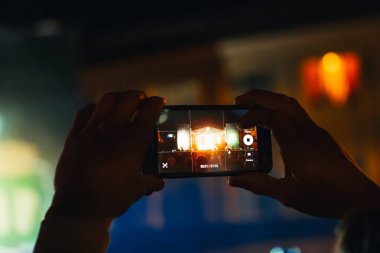 Kineshma, Rusya - 30 Ağustos 2018: Rap müzisyeni Basta'nın gece konserinde cep telefonuyla video kaydeden eller
