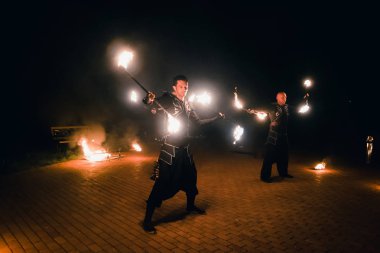 Semigorye, Ivanovo Oblast, Rusya - 16 Temmuz 2016: Yanan meşalelerle profesyonel sanatçılardan oluşan ekipten tehlikeli ateş gösterisi