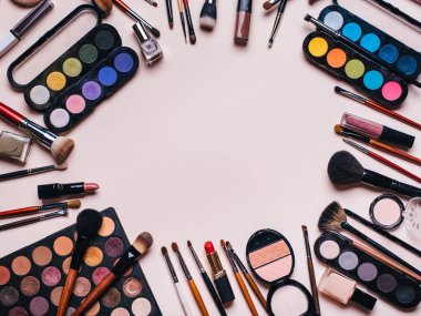 profesyonel kozmetik seti, makyaj ürünleri ve kadın güzelliği için aksesuarlar. Fırçalar, gölgeler, ruj, toz, allık