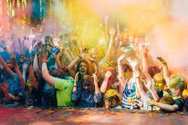 Vichuga, Rusya - 17 Haziran 2018: Kalabalık mutlu insan renkleri Holi Festivali kutlamaları