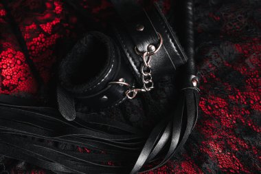 Deri kelepçe ve Bdsm rol yapma seks oyunları için kırbaç