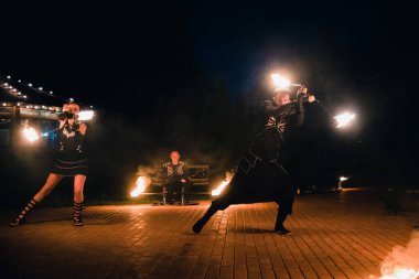 Semigorye, Ivanovo Oblast, Rusya - 16 Temmuz 2016: Yanan meşalelerle profesyonel sanatçılardan oluşan ekipten tehlikeli ateş gösterisi