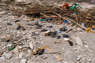 Gelendzhik, Rusya - 1 Ağustos 2012: Deniz kıyısı insan ayakkabısından çıkan çöplerle dolu