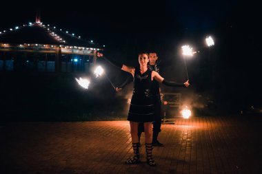 Semigorye, Ivanovo Oblast, Rusya - 16 Temmuz 2016: Yanan meşalelerle profesyonel sanatçılardan oluşan ekipten tehlikeli ateş gösterisi