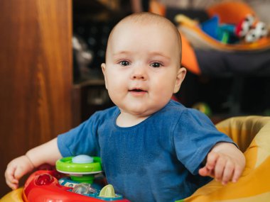 Walkerlar Kafkas erkek şirin mutlu bebek