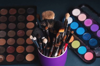 Makyaj fırçaları göz gölgeler ile profesyonel bir palet arka plan ayarlamak