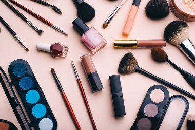 Profesyonel makyaj, yüz bakımı ve güzellik kadınlar için ayarla. Fırçalar, Far, ruj, toz, tırnak cilası